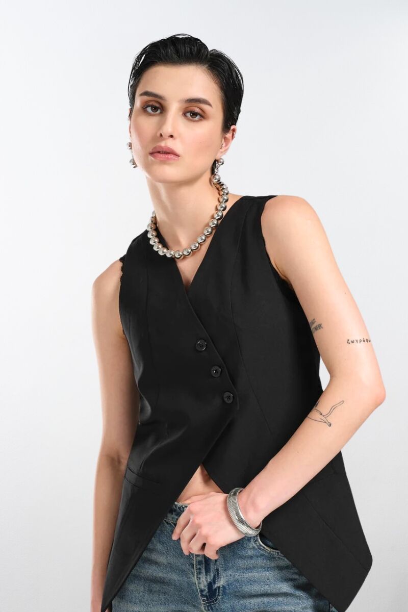 Fotos para la WEB 800 x 1200 (20) Chaleco negro tipo tuxedo sin mangas